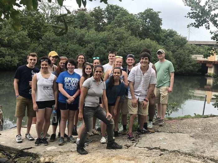 Students tour Santurce community